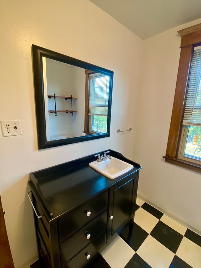 1005-1017 W 14th Ave