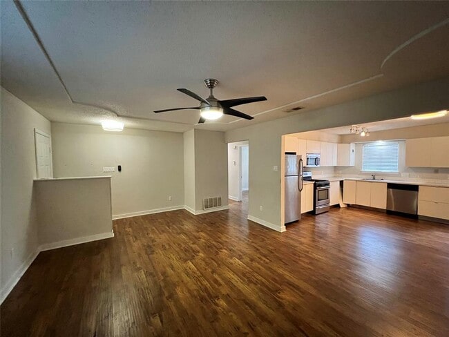 2000 Magnolia Dr in Round Rock, TX - Building Photo - Building Photo