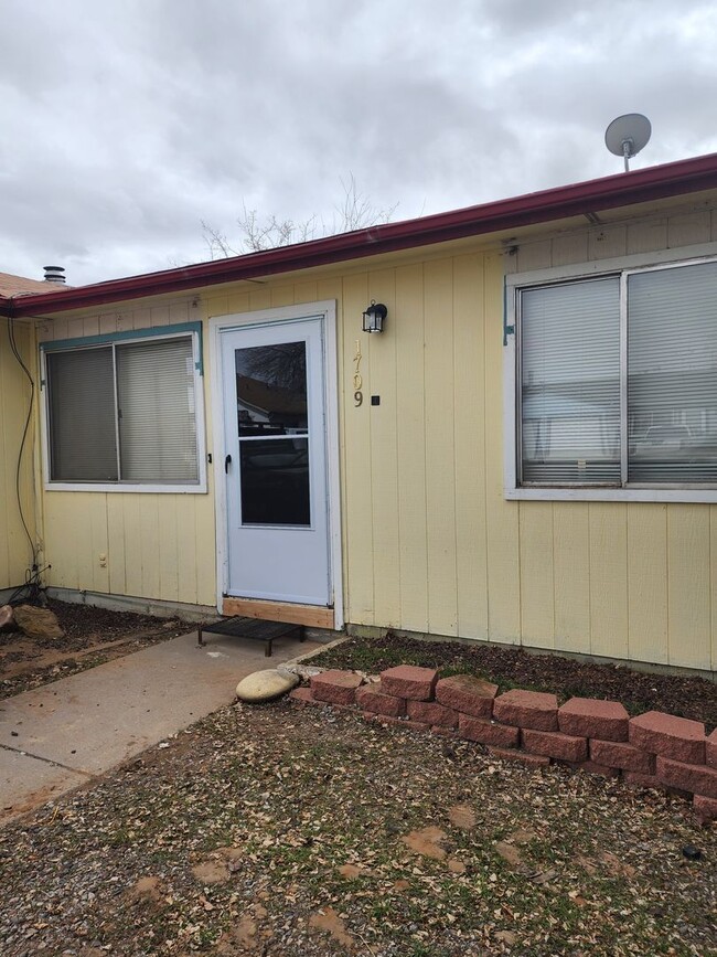 1709 E 21st St in Farmington, NM - Foto de edificio - Building Photo