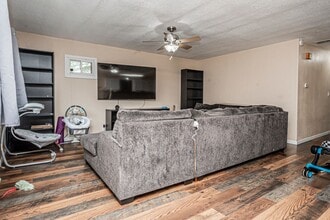 913 Cedar St in Junction City, KS - Building Photo - Building Photo