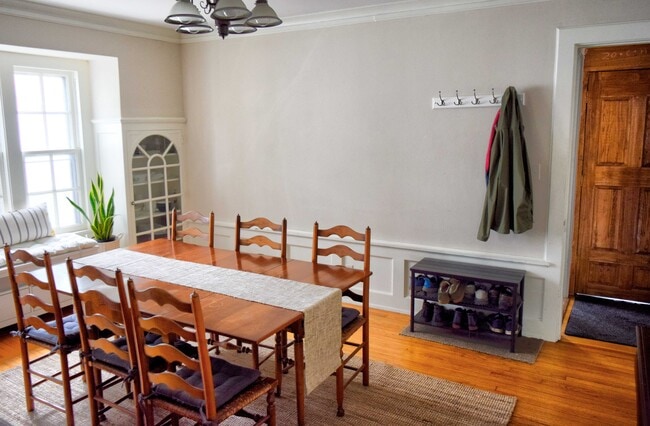 6826 W Wisconsin Ave, Unit Lower in Wauwatosa, WI - Foto de edificio - Building Photo