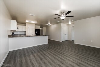2824 NW 21st Pl in Cape Coral, FL - Foto de edificio - Building Photo