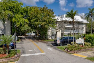 Foxwood Hollow Condominiums in Coral Springs, FL - Building Photo - Building Photo