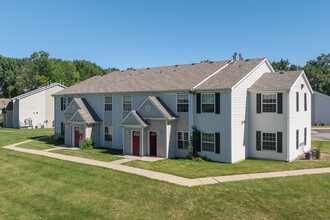 Fountain Park Apartments in DeWitt, MI - Foto de edificio - Building Photo