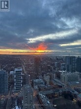 386 Yonge St in Toronto, ON - Building Photo - Building Photo