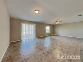 1616 Broad Winged Hawk Dr in Ruskin, FL - Foto de edificio - Building Photo