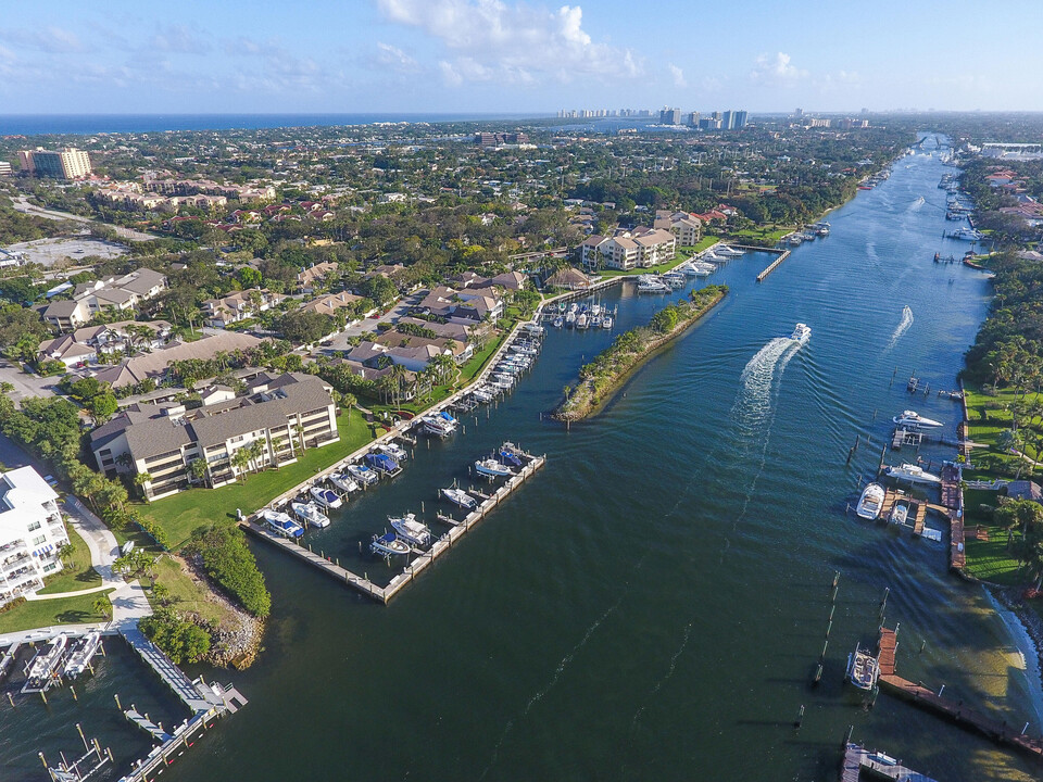 811 Oak Harbour Dr in Juno Beach, FL - Foto de edificio