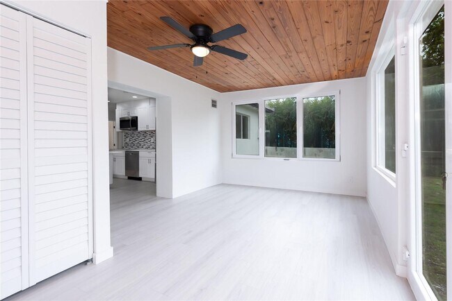 713 SW 4th Ct in Hallandale Beach, FL - Foto de edificio - Building Photo