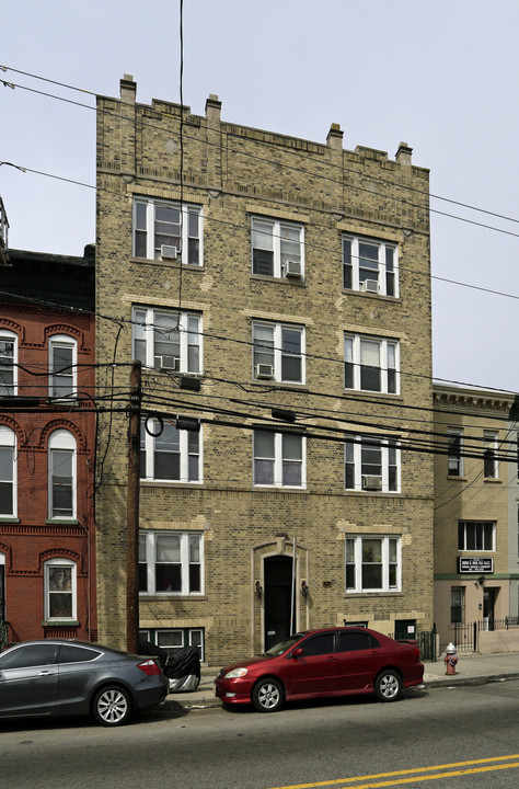 141 Palisade Ave in Jersey City, NJ - Building Photo