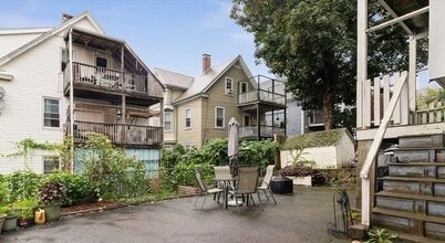 24 Weld Hill St, Unit 4 in Boston, MA - Foto de edificio - Building Photo