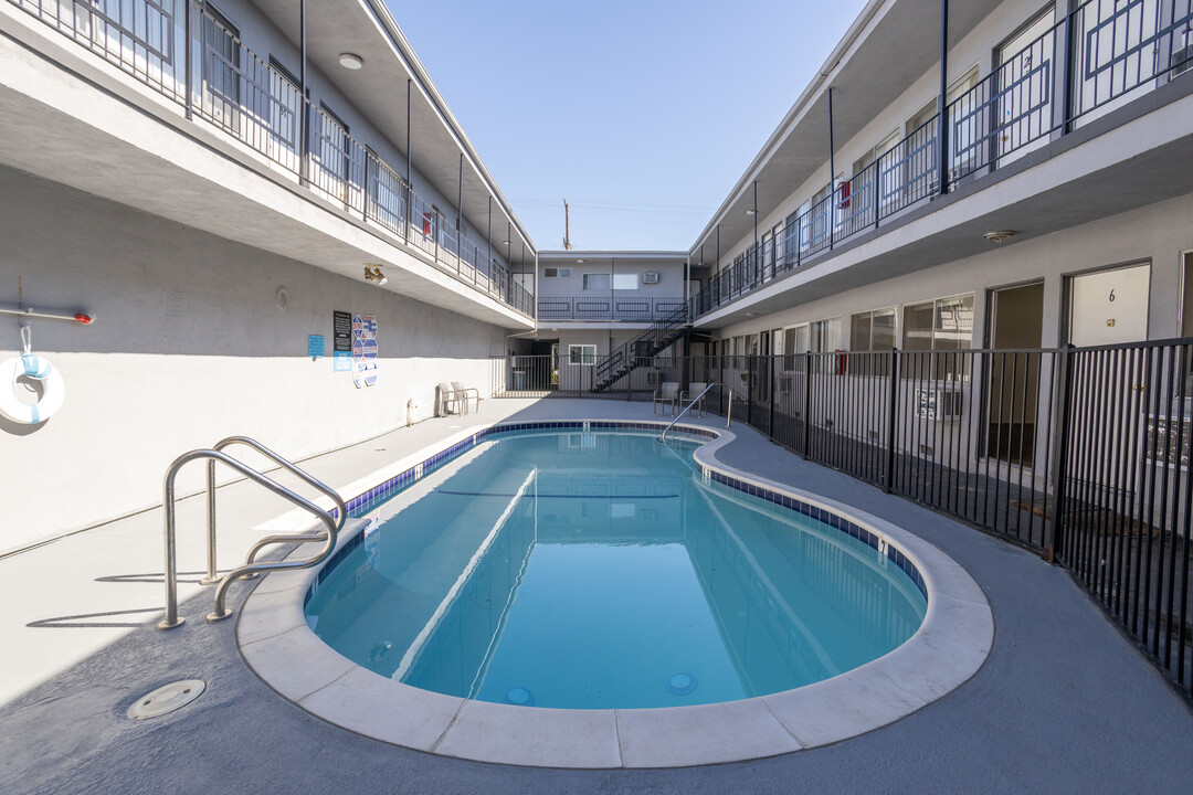 Big Roscoe Apartments in Winnetka, CA - Foto de edificio