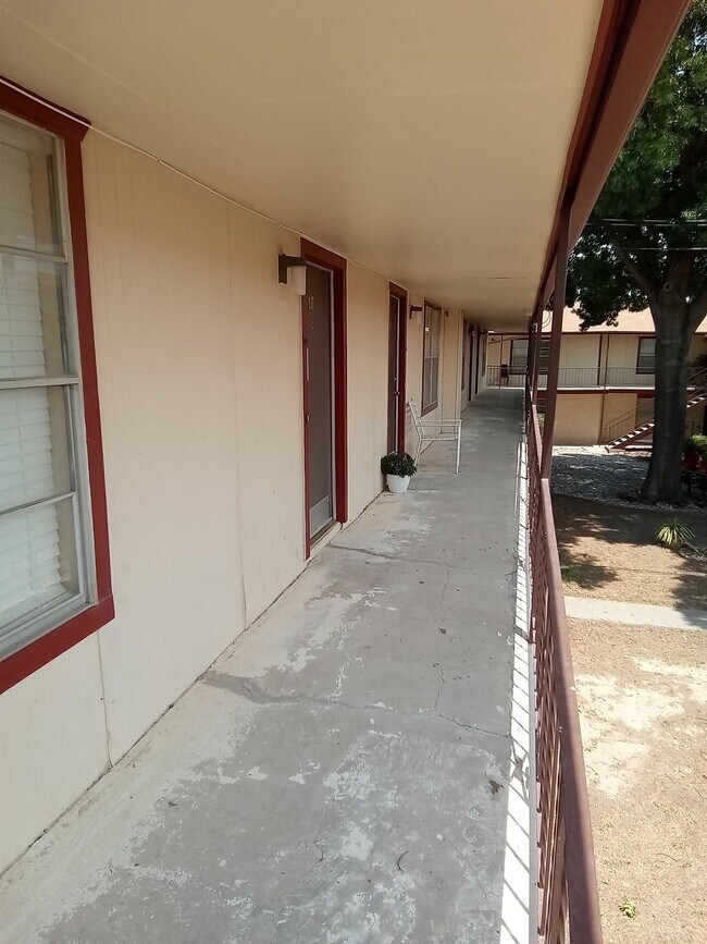 102 Edwards Apt 27 St in Del Rio, TX - Building Photo - Building Photo