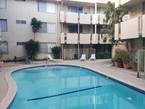 Jacaranda Apartments in Sherman Oaks, CA - Foto de edificio - Building Photo