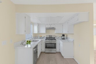 1341 E Ave R in Palmdale, CA - Building Photo - Building Photo