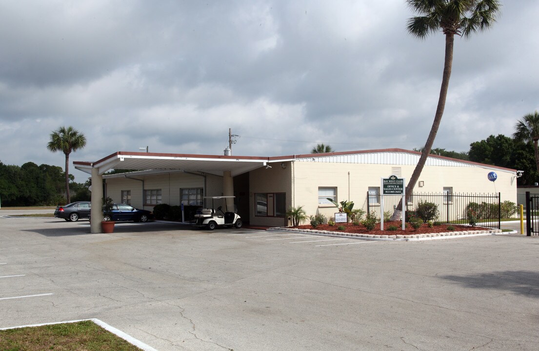 Lakeshore - Bay West Club MHC in Tampa, FL - Foto de edificio