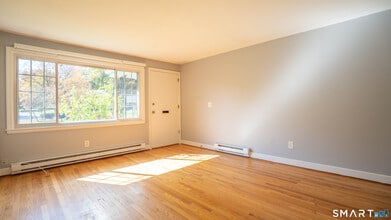 24 Coburn Cir in Newington, CT - Building Photo - Building Photo