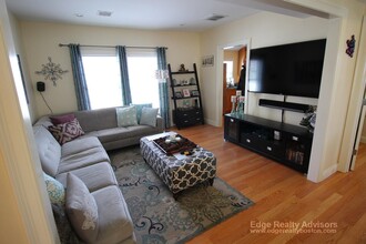 47 Carleton St, Unit 2 in Newton, MA - Building Photo - Building Photo