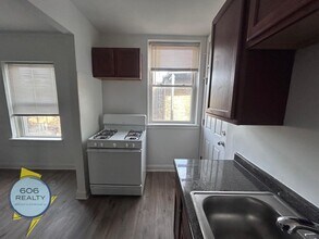 2004 W Jarvis Ave in Chicago, IL - Building Photo - Building Photo