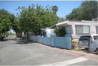 Acacia Mobile Home Park in San Diego, CA - Foto de edificio - Building Photo