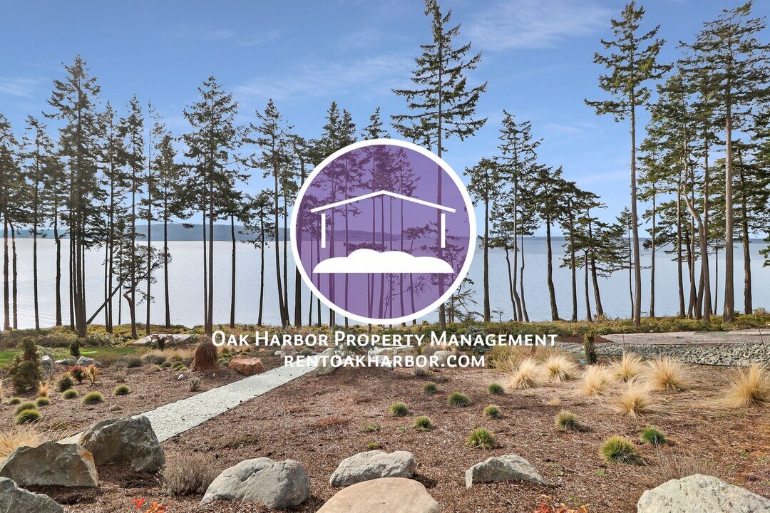 1438 Sergios View Ln in Oak Harbor, WA - Building Photo