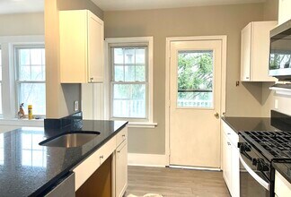 2331 Los Angeles Ave in Pittsburgh, PA - Foto de edificio - Building Photo