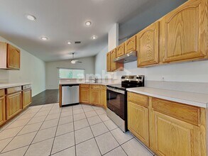 15004 Shaw Rd in Tampa, FL - Foto de edificio - Building Photo