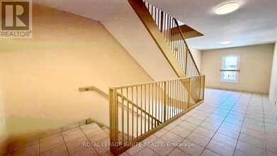 94 Aspen Springs Dr in Clarington, ON - Building Photo - Building Photo