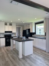 15803 S Flores St in San Antonio, TX - Foto de edificio - Building Photo