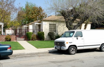 229 E Elmwood Ave in Burbank, CA - Building Photo - Building Photo