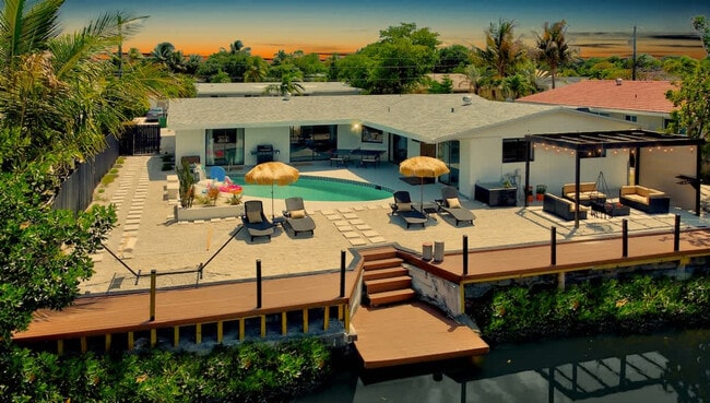 2325 NE 195th St in Miami, FL - Building Photo - Building Photo