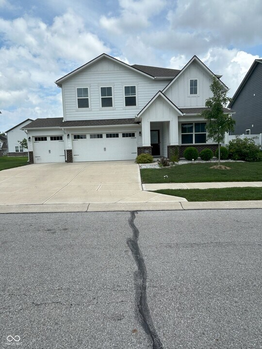 1269 Bristol Pl in Avon, IN - Foto de edificio