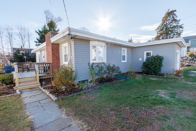 18 Bay St in Guilford, CT - Building Photo - Building Photo