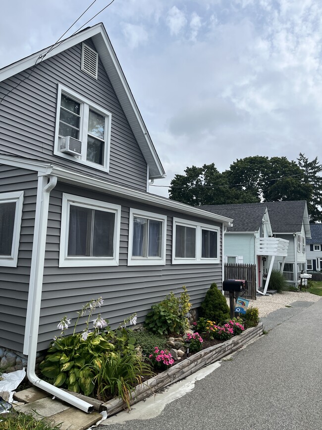 17 S Pine St in Niantic, CT - Building Photo - Building Photo