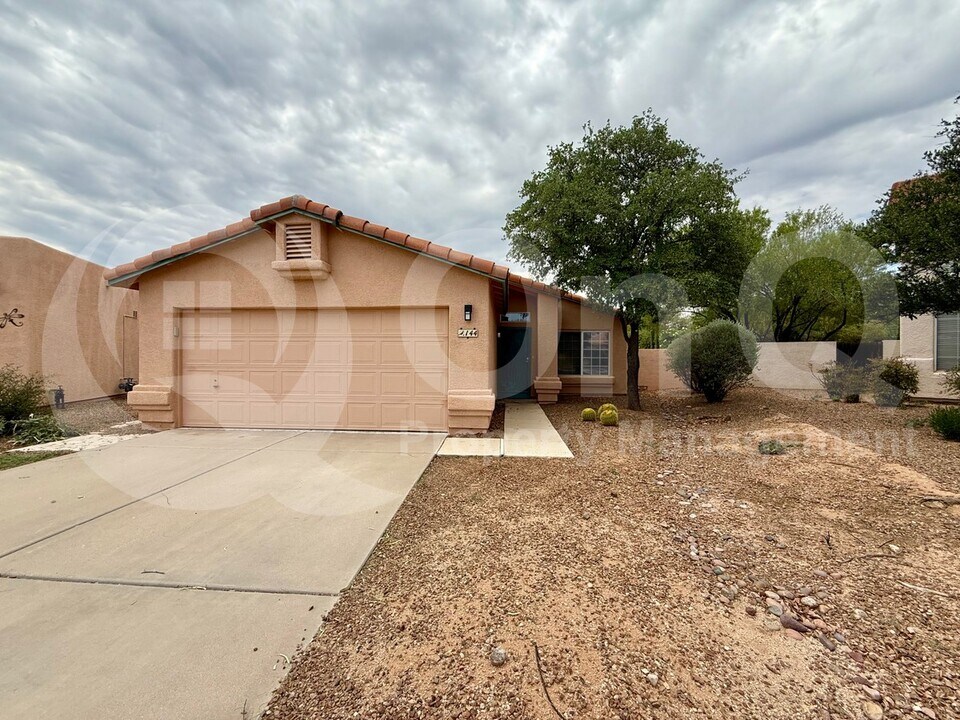 144 E Mesquite Crest Pl in Oro Valley, AZ - Building Photo