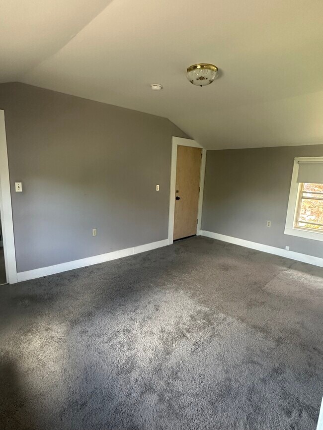 308 N Main St, Unit C in Naugatuck, CT - Foto de edificio - Building Photo