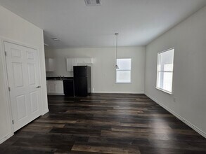 6306 Lacey Oak Dr in Hitchcock, TX - Building Photo - Building Photo