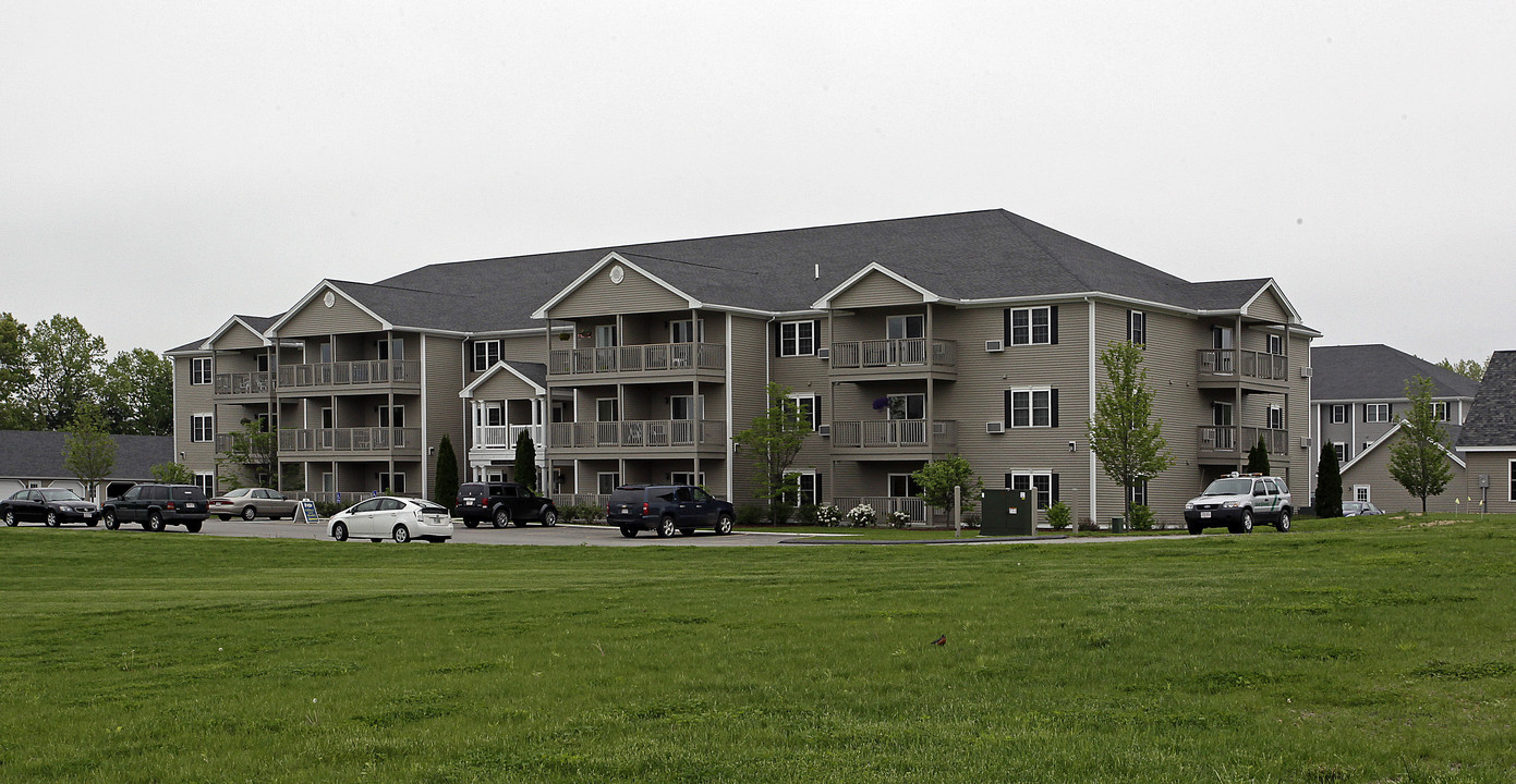 Brooks Pond in Leominster, MA - Foto de edificio