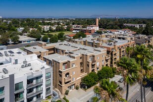 Mark Twain in Sherman Oaks, CA - Foto de edificio - Building Photo