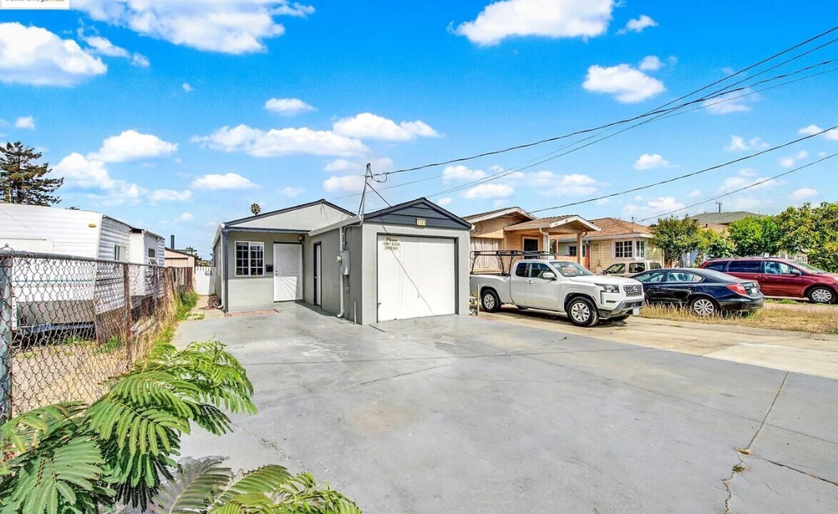 2125 102nd Ave in Oakland, CA - Building Photo
