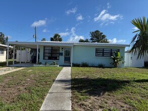 113 Essex Dr in Ormond Beach, FL - Foto de edificio - Building Photo