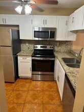 984 Lake Victoria Dr in West Palm Beach, FL - Building Photo - Building Photo