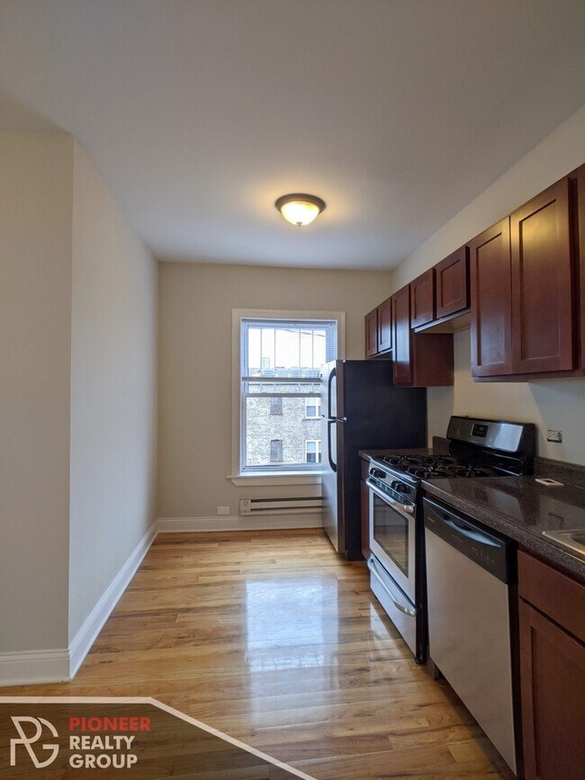 951 W Cornelia Ave, Unit 3 in Chicago, IL - Building Photo - Building Photo