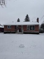 2243 Miramichi St in Ottawa, ON - Building Photo