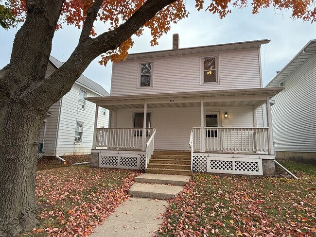 215 E Bloomington St in Iowa City, IA - Building Photo - Building Photo