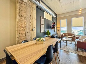 555 Evergreen St in Dallas, TX - Building Photo - Building Photo