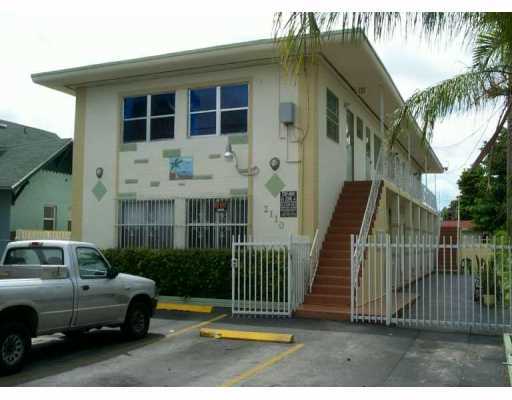 2110 NW 28th St in Miami, FL - Building Photo