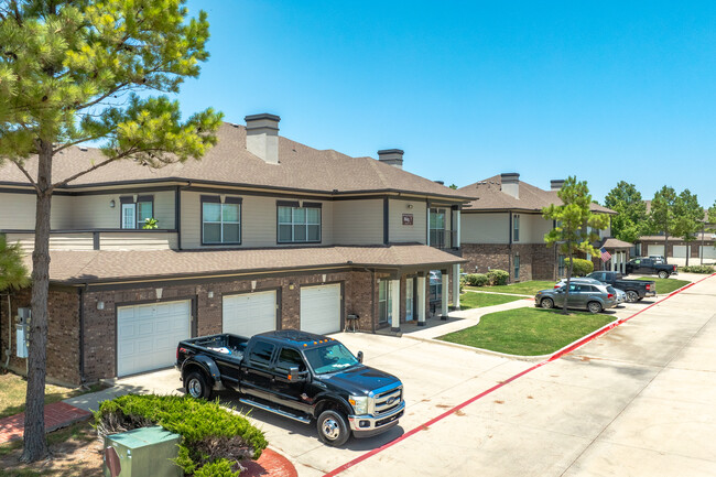 Estate Villas at Krum Apartments in Krum, TX - Foto de edificio - Building Photo