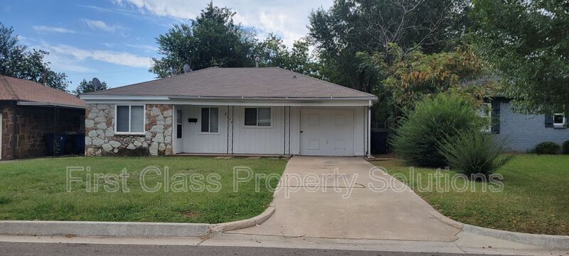 2236 Carlisle Rd in The Village, OK - Building Photo