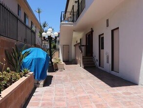 985 W 9th St, Unit 1 in San Pedro, CA - Building Photo - Building Photo