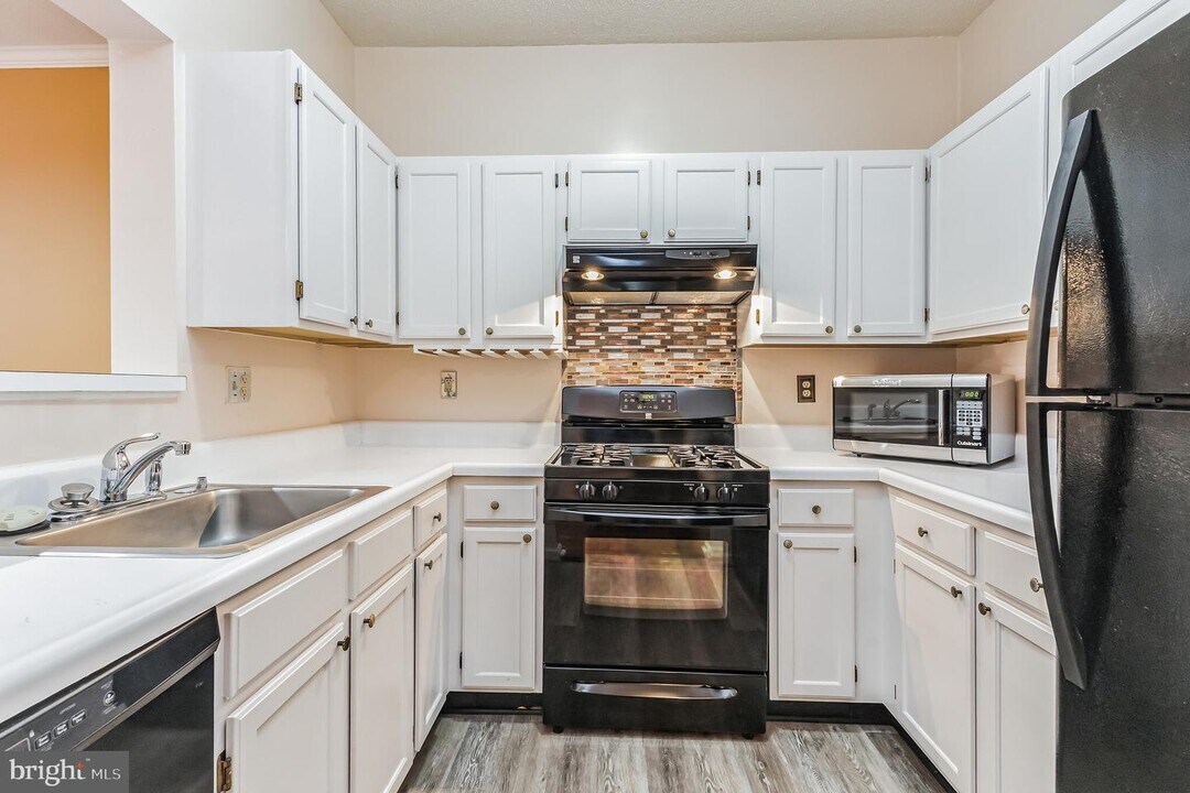 14303 Grape Holly Grove-Unit -11 in Centreville, VA - Building Photo